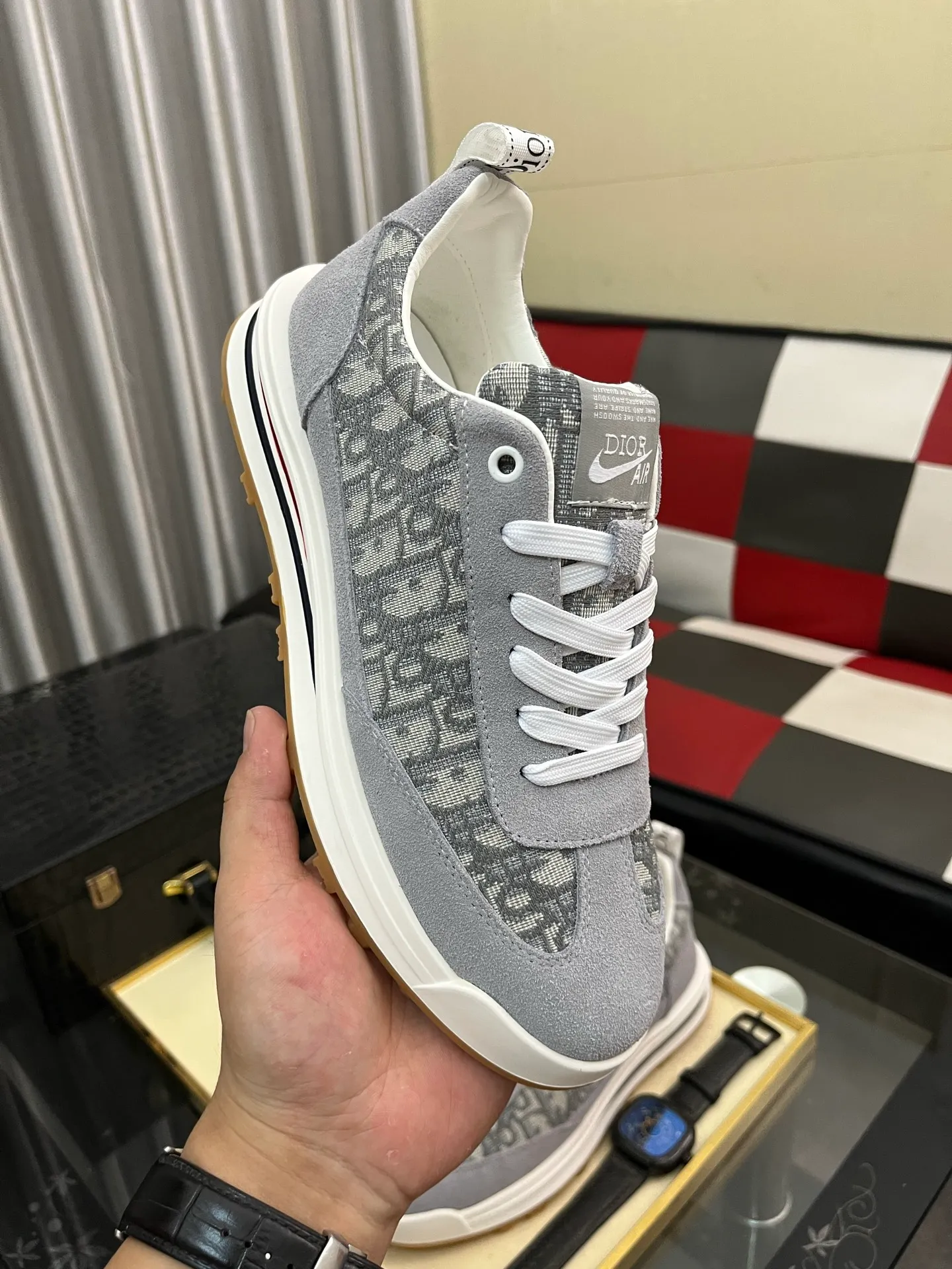 Men's shoes💰420⌚️⌚️[Dior] Dior's new men's genuine leather casual shoes, the highest version on the market, any comparison is welcome🆚! The original leather has excellent texture and is super high-end! Fetal sheep net lining imported from Italy, removable pad! Luxurious materials and fine workmanship, highly recommended! Code number: 38-443️⃣Colors available